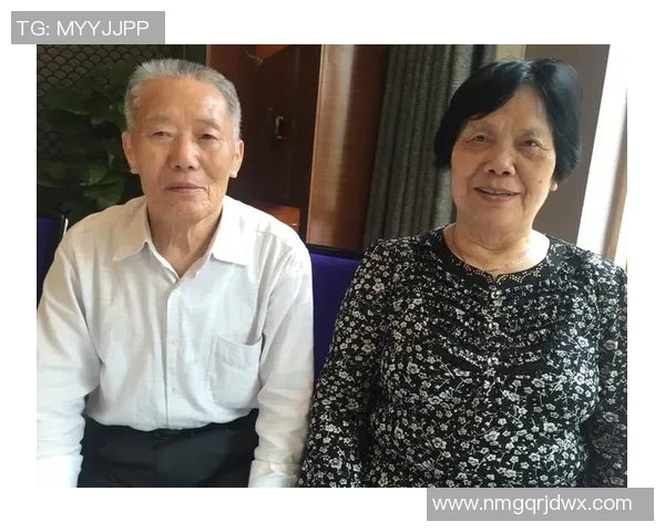 足球明星与家人幸福时光全家福漫画展现团结与爱的力量